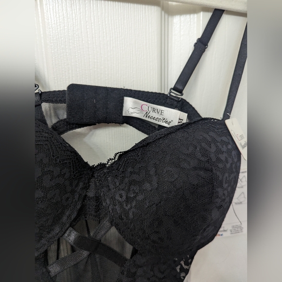Curve Necessities Bodysuit with Built-in 5 way Convertible - Picture 4 of 9